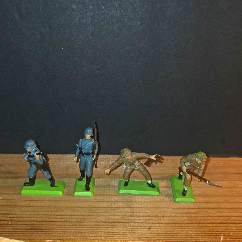 RARE 4 1970s BRITAINS DETAIL WWII 2 GERMANS 2 US ARMY GI SOLDIERS METAL BASES